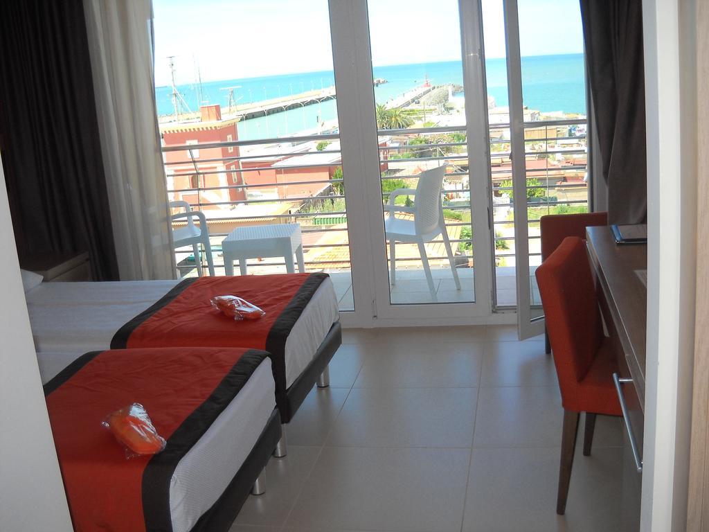 Hotel Tiber Fiumicino Esterno foto